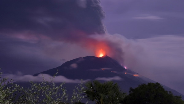 Volcán Lewotolo entra en erupción arrojando una columna de ceniza de 4 kilómetros » Ñanduti