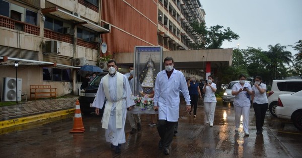 La Nación / La Virgen peregrina de Caacupé recorrió el Hospital Central de IPS