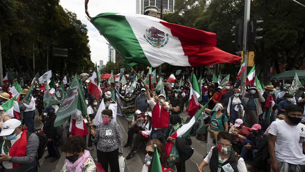 Manifestantes interceptan vehículo del presidente de México para exigir medicamentos para enfermos de cáncer » Ñanduti