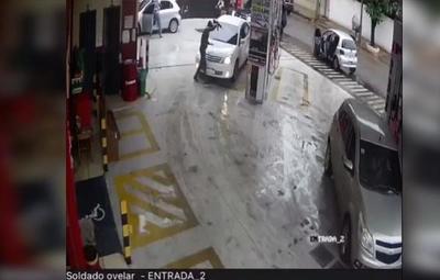 Todo muy turbio: Delincuentes asaltan servicentro en Fernando de la Mora