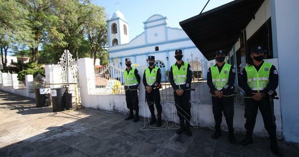 La Nación / Cumplimiento de disposiciones en Caacupé, a cargo de la Policía Nacional