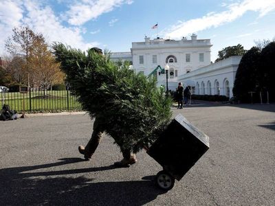 Melania Trump presenta la decoración navideña de la Casa Blanca tras polémica