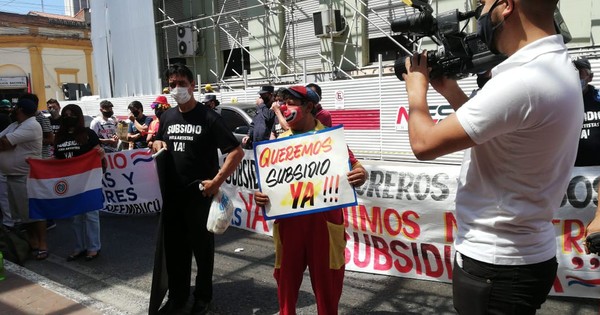 La Nación / Tras meses de reclamos, el Gobierno arrancó con el pago de subsidio a artistas