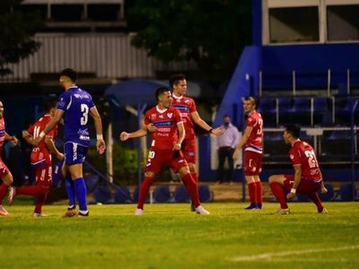 Nacional remonta en Villa Elisa y trepa en la tabla