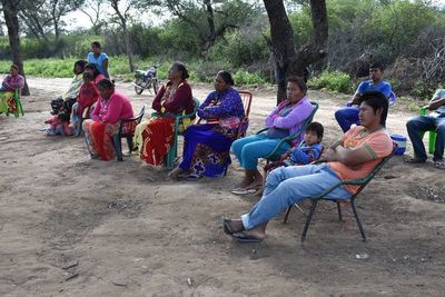 Galardonan a comunidad Guarani Ñandéva de Loma por lucha para recuperar tierras ancestrales  - Nacionales - ABC Color
