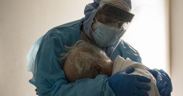 La Nación / La foto de un médico abrazando a un anciano con COVID-19 se vuelve viral