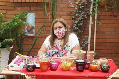 Crónica / Empezó a pintar para relax y ahora vive de eso