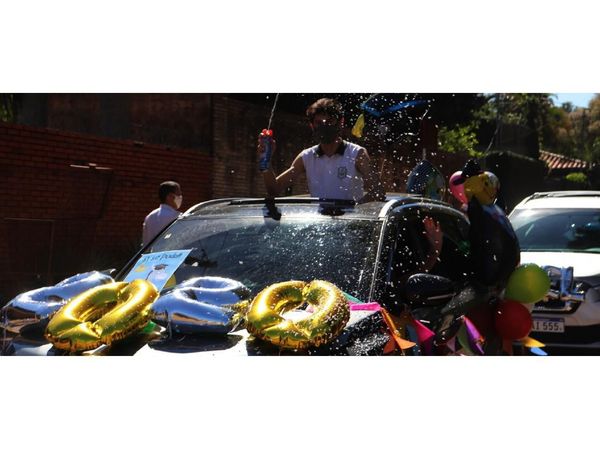 Con caravanas terminan el colegio, pese al “frustrante año lectivo 2020”