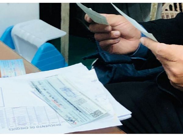 Había cheques en la oficina de Acosta