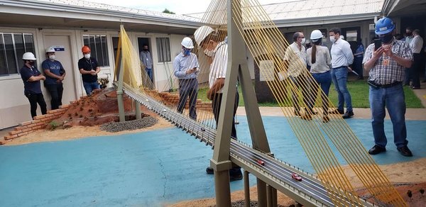 Cuanto PARAGUAYOS trabajan en la construcción del Puente de la Integración