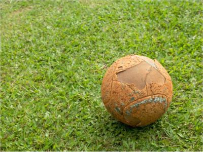 Baleó a su vecina porque cayó una pelota en el patio de su casa