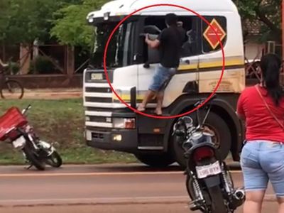 Motoca y camionero se agarraron a golpes por un roce en la ruta