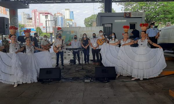 Deleitan con músicas y bailes a turistas