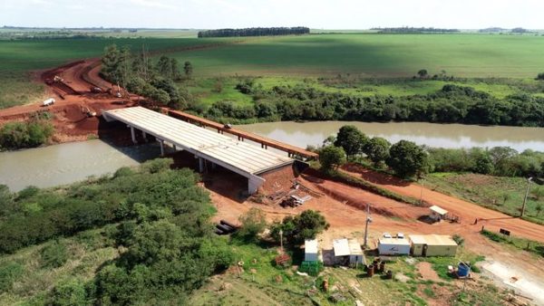 Obras del puente sobre el río Monday con 90% de avance