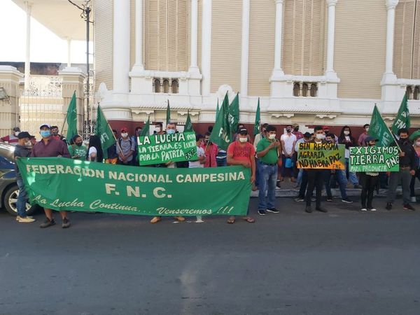 “Sintierras” protestan en Asunción y piden al Indert una política de distribución de tierras - Nacionales - ABC Color