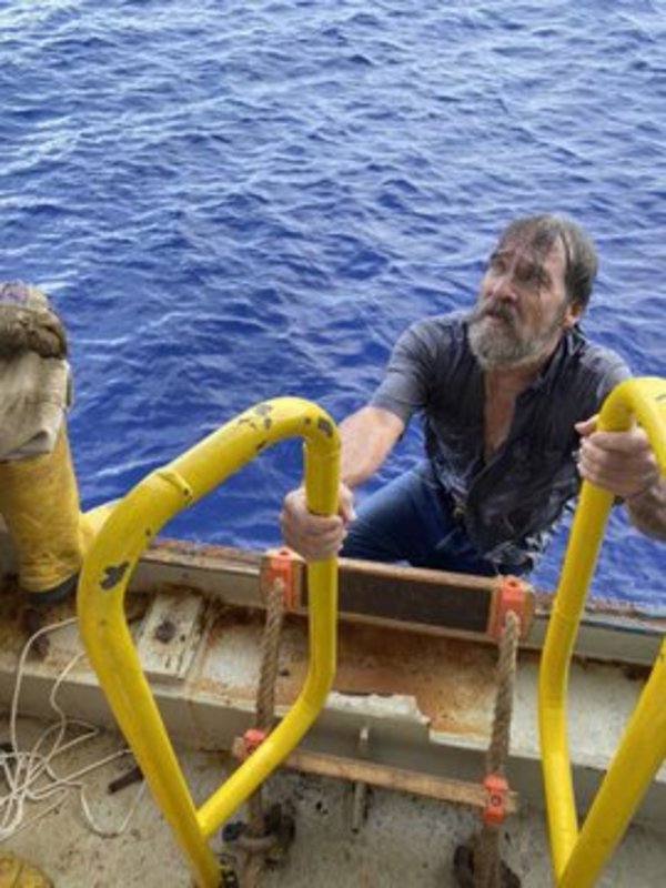 Rescatan a un hombre que estuvo desaparecido un día en alta mar y lo encontraron aferrado al último pedazo de su bote » Ñanduti