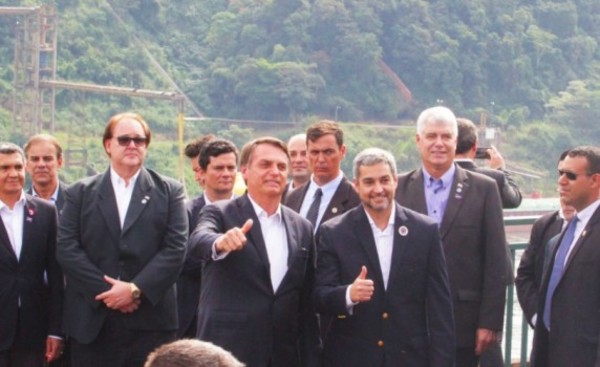 Sin tapabocas, Bolsonaro y Mario Abdo se reúnen en Foz do Iguaçu