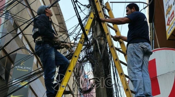 HOY / Maraña de cables: Piden informes a la ANDE sobre empresas que alquilan columnas