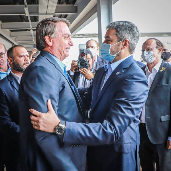 Abdo Benítez y Bolsonaro se reúnen en la línea fronteriza