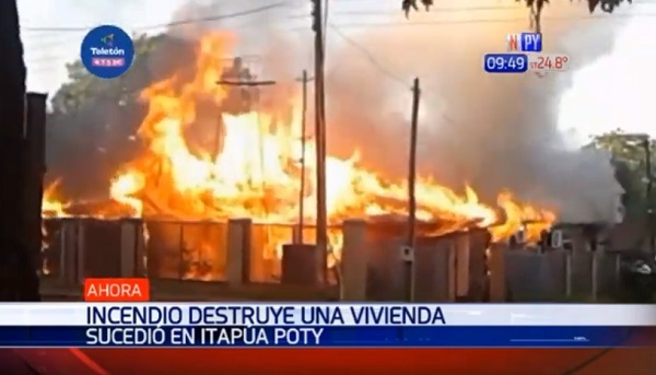 Incendio consume totalmente una vivienda en Itapúa Poty
