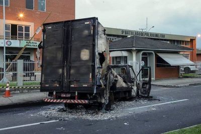 Toma de rehenes, bloqueo de calles, incendios y disparos: el escenario de un violento asalto a un banco de Brasil