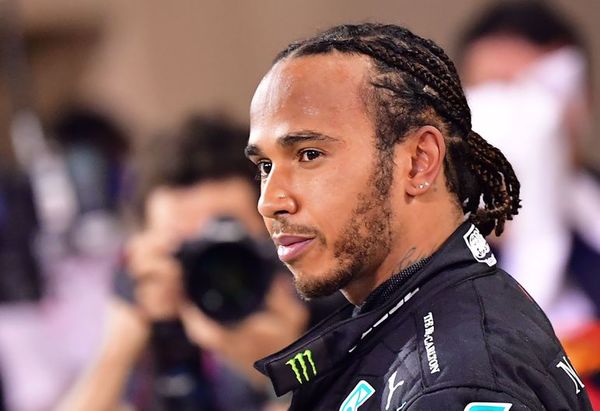 Hamilton se siente “bien y sólo con síntomas leves” - Automovilismo - ABC Color