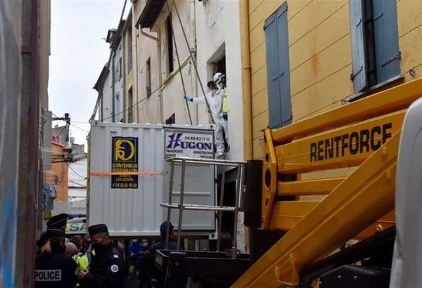 Hombre de 300 kilos fue evacuado con una grúa en Francia