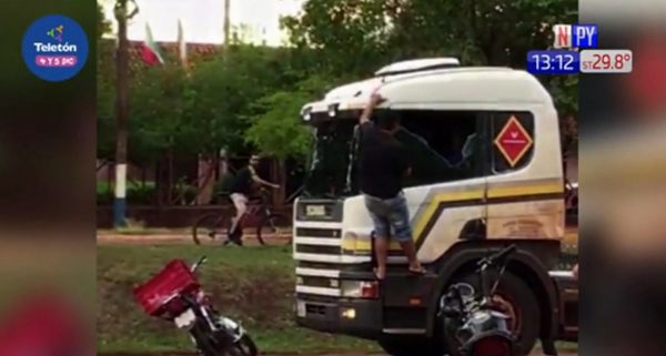 Motociclista rompe vidrios a camionero | Noticias Paraguay