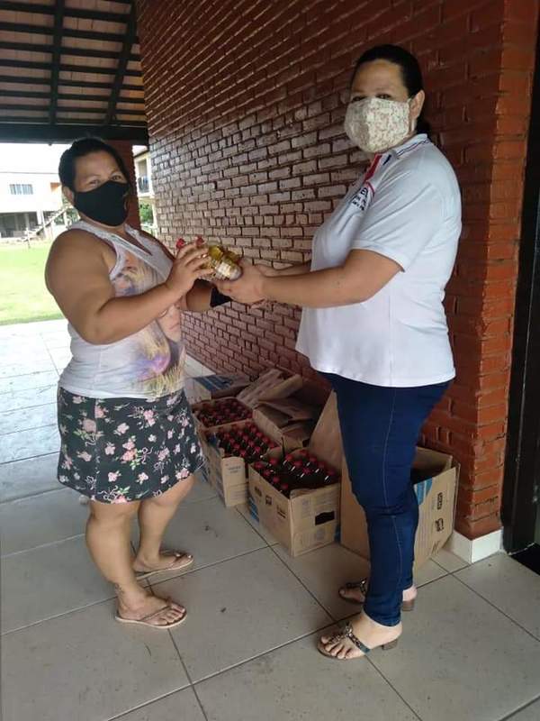 Director organizó ayuda para completar los kits de alimentos para los alumnos