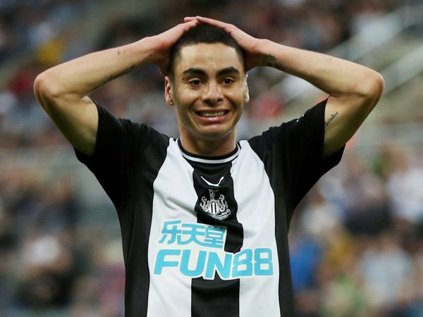 Se aplaza el Aston Villa-Newcastle por el aumento de casos de COVID-19