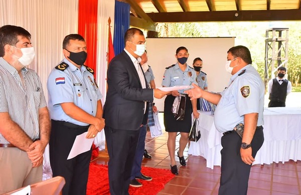 Rinden homenaje a efectivos policiales en Caazapá - Noticiero Paraguay