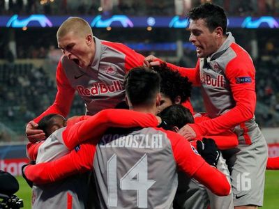 Salzburgo gana y mete presión al Atlético
