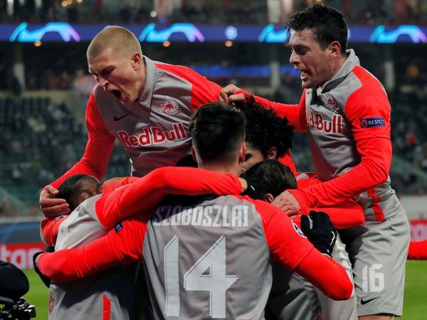 Salzburgo gana y mete presión al Atlético