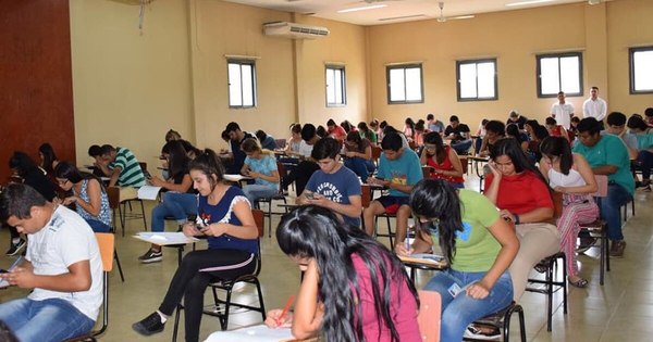 La Nación / Enfermería y Obstetricia UNA presta computadoras e internet a estudiantes