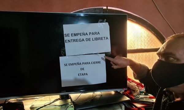 Directores empeñan sus electrodomésticos para hacer libreta de calificaciones