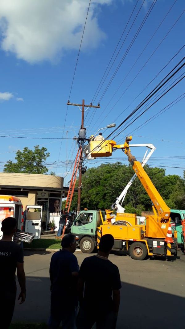 Obrero de empresa contratista de la ANDE sufrió una descarga eléctrica - Nacionales - ABC Color