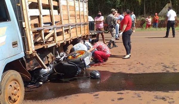 Motociclista muere tras chocar contra un camión - ABC en el Este - ABC Color
