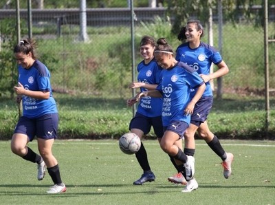 La Albirroja Femenina Sub 17 activó en cancha - APF