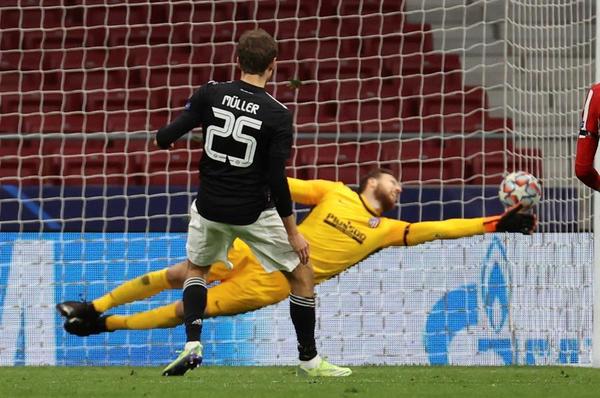 Müller, de penal, le niega al Atlético el pase a octavos