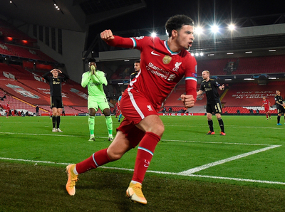 Curtis Jones permite la escapada del Liverpool