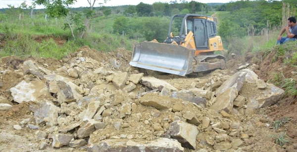 Gobernación realiza arreglo de caminos en Carayaó - Noticiero Paraguay