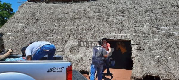 Alumnos de derecho de la UNA de Pedro Juan entregan donaciones en comunidad indigena
