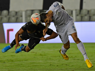 Santos clasifica pese a caer en casa ante Liga