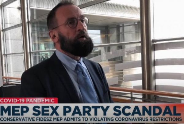 Eurodiputado conservador dimite tras ser detenido en orgía gay