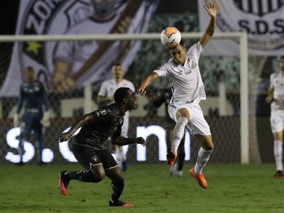 Santos pierde en casa ante Liga de Quito pero avanza a cuartos de final