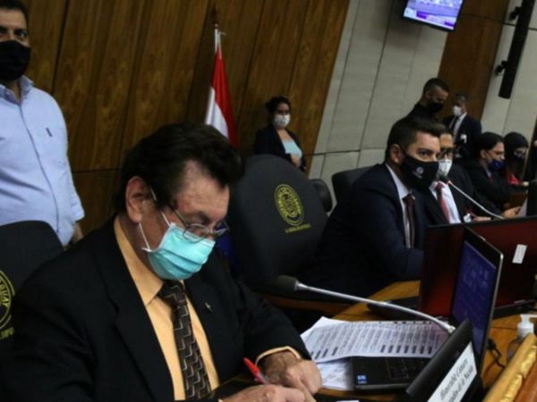 Altos funcionarios recibieron dinero narco “en bolsas”, revela diputado