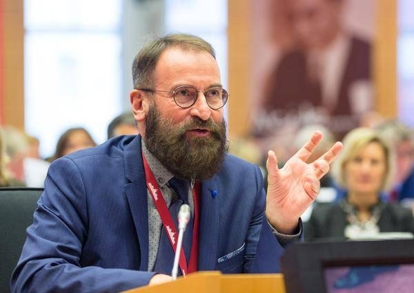 HOY / Eurodiputado conservador se disculpa por participar de orgía gay clandestina