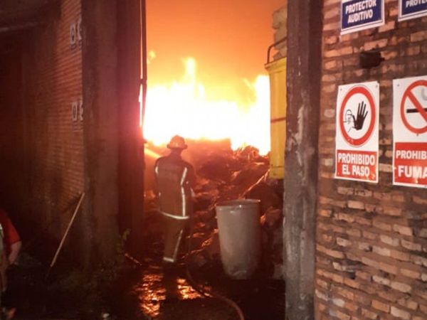 Feroz incendio en una carbonería de Areguá