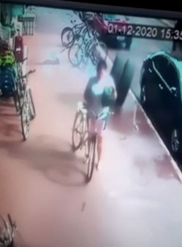 VIDEO: La rueda de una carreta se desprendió y golpeó a peatón en la acera en el centro de Amambai