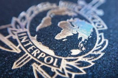 Interpol advierte que criminales tendrán como objetivo las vacunas contra el COVID-19